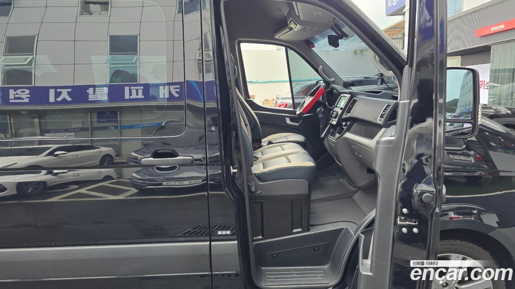 Hyundai Solati 16-seater, 2024