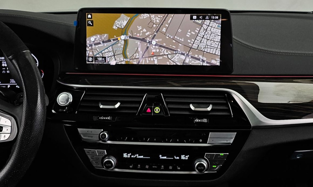 BMW 5-Series 520i Luxury, 2022