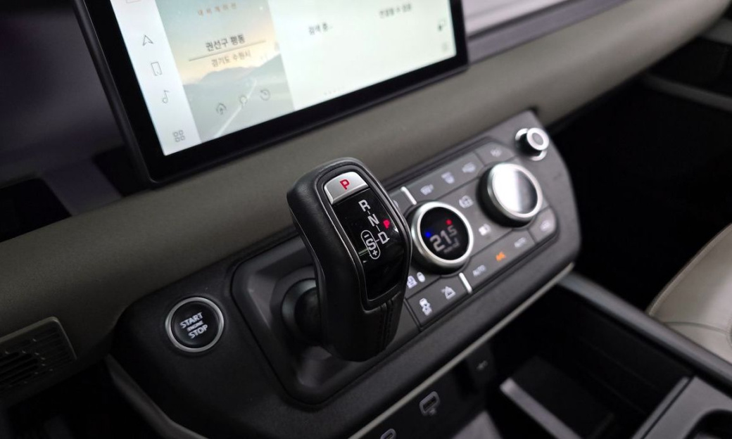 Land Rover Defender 110 D250 SE, 2022