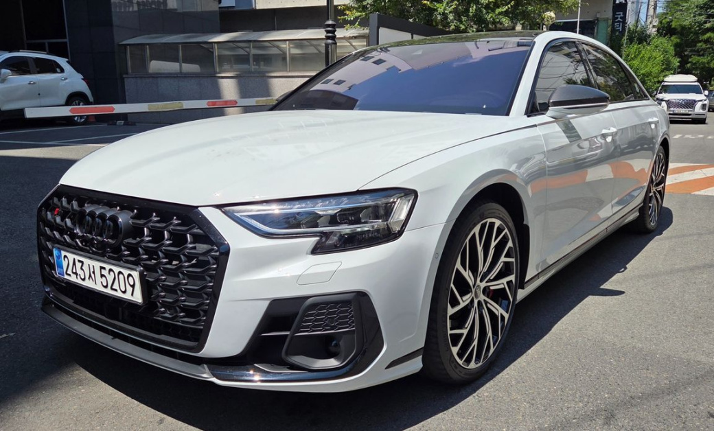 Audi S8 4.0 TFSI Quattro LWB, 2023