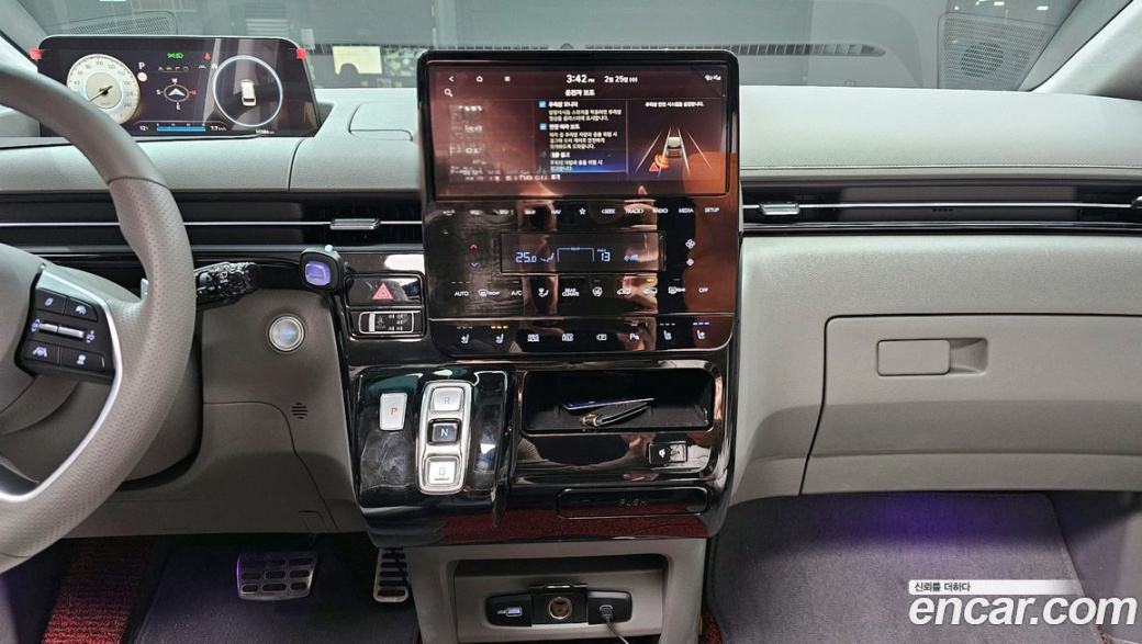 Hyundai Staria 4WD Lounge 7-Seater, 2025
