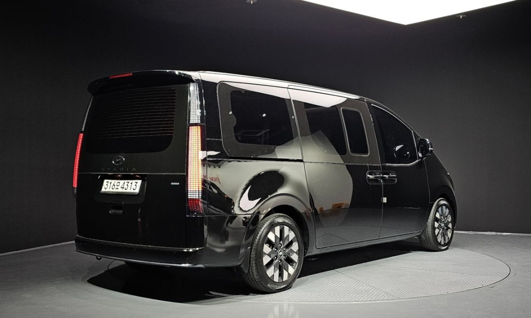 Hyundai Staria 4WD Lounge 9-Seater, 2022
