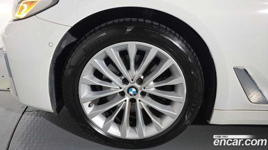 BMW 5-Series 520i Luxury, 2022