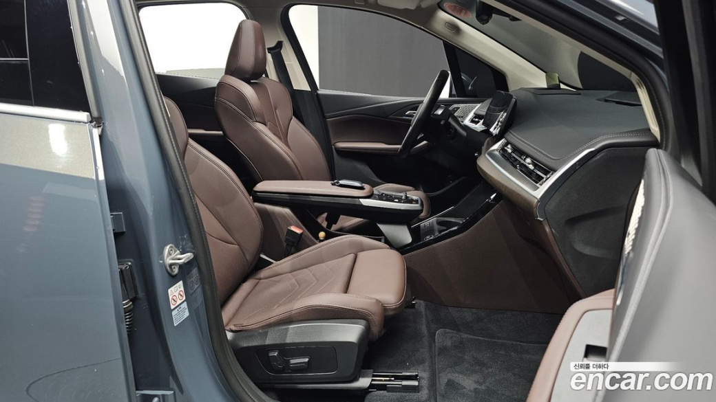 BMW 2-Series 220i Luxury, 2024