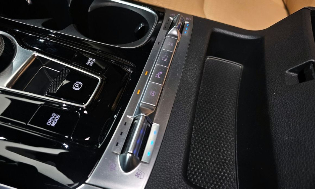 Kia Carnival 9-Seater Signature, 2023