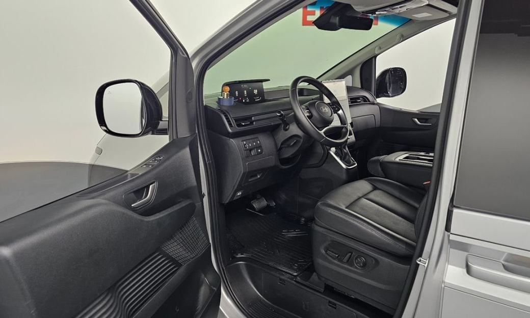 Hyundai Staria Tourer 11-Seater, 2025