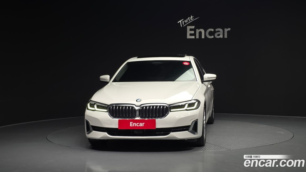 BMW 5-Series 520i Luxury, 2022
