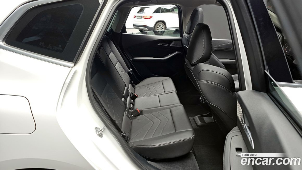 BMW 2-Series 220i Luxury, 2023