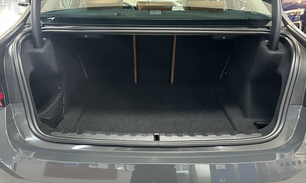 BMW 3-Series 320i, 2025