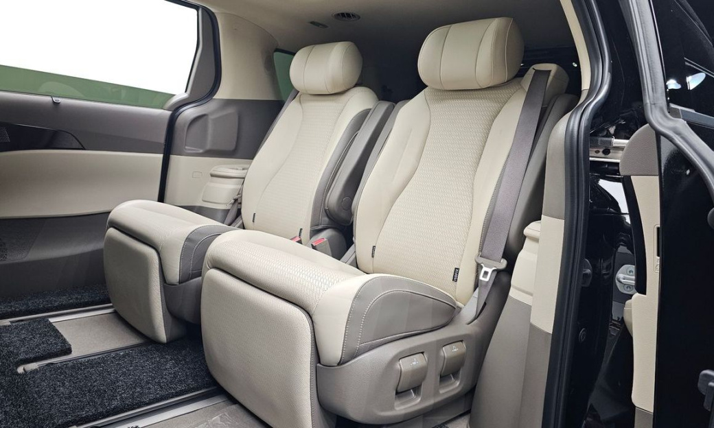 Kia Carnival 7-Seater Gravity, 2024