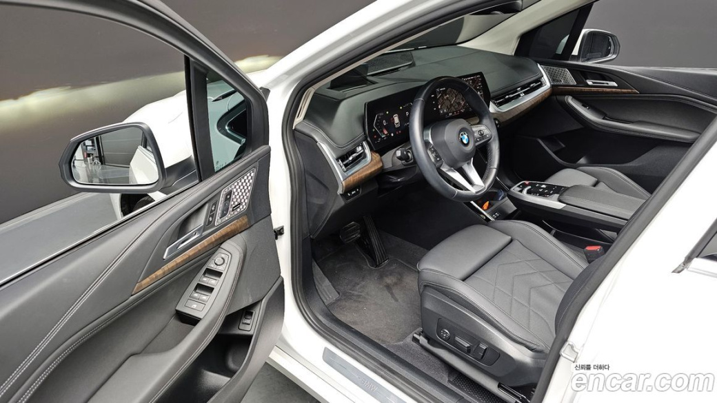 BMW 2-Series 220i Luxury, 2023