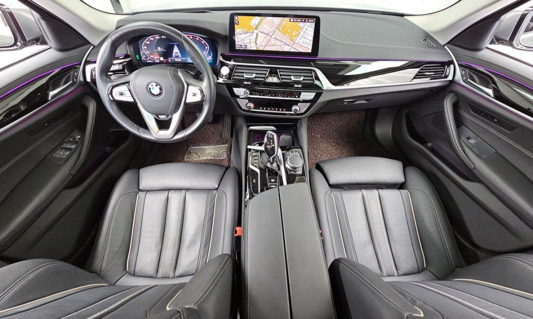 BMW 5-Series 520i Luxury, 2022