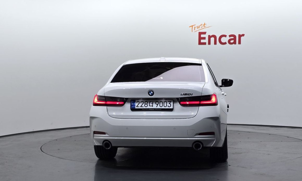 BMW 3-Series 320i, 2024