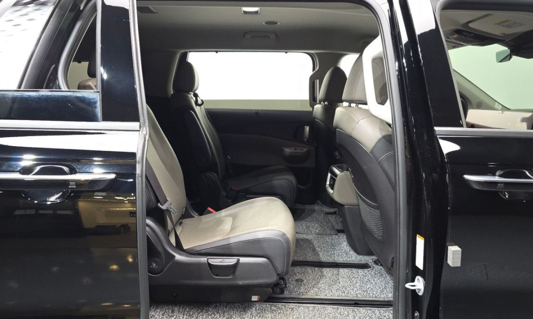 Kia Carnival 7-Seater Outdoor, 2025