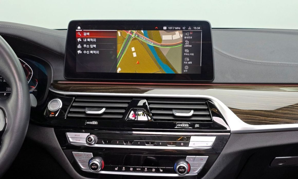 BMW 5-Series 520i Luxury, 2023