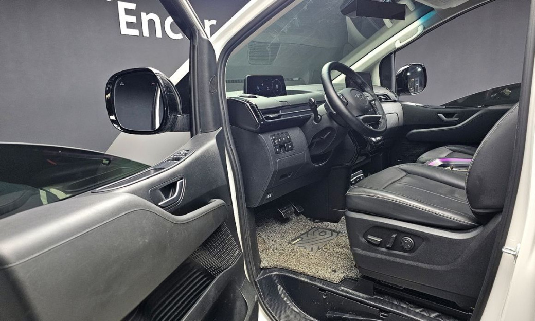 Hyundai Staria 4WD Lounge 9-Seater, 2024