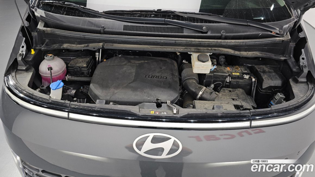 Hyundai Staria 4WD Tourer 9-Seater, 2025