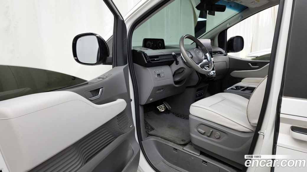 Hyundai Staria 4WD Lounge 9-Seater, 2022