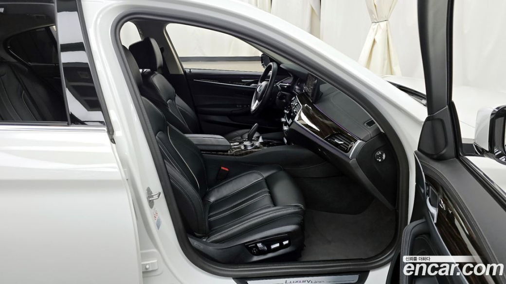 BMW 5-Series 520i Luxury, 2023