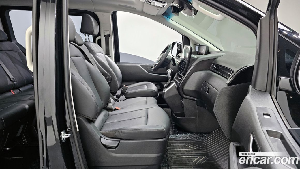 Hyundai Staria 4WD Tourer 9-Seater, 2025