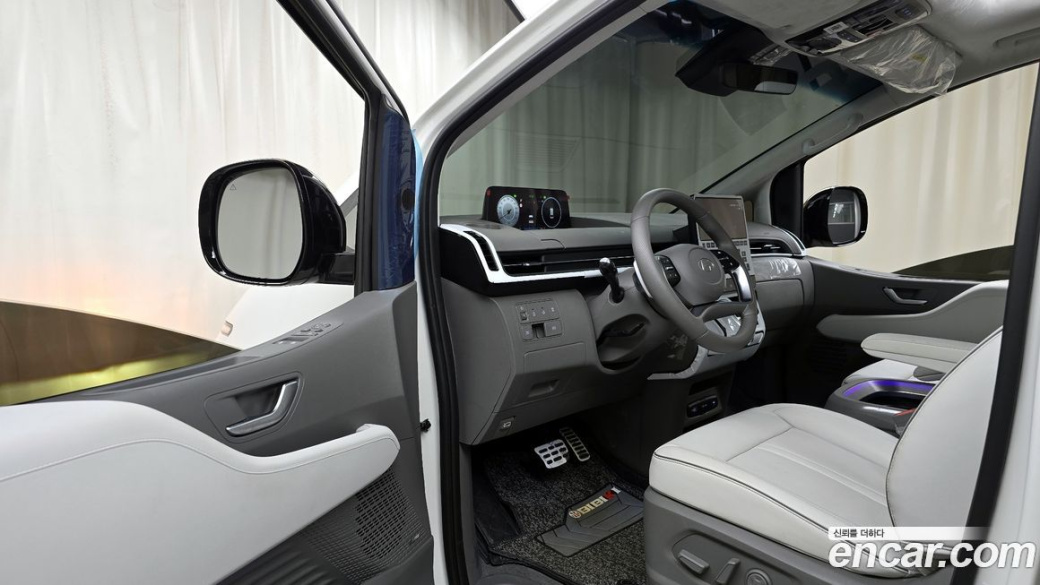 Hyundai Staria 4WD Lounge 9-Seater, 2025