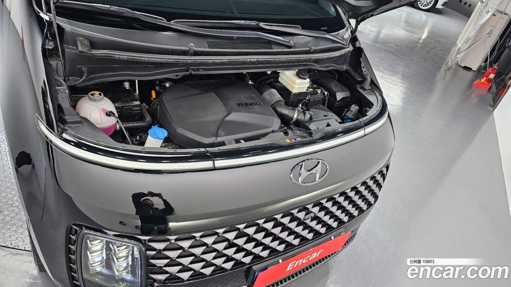 Hyundai Staria 4WD Lounge 9-Seater, 2023