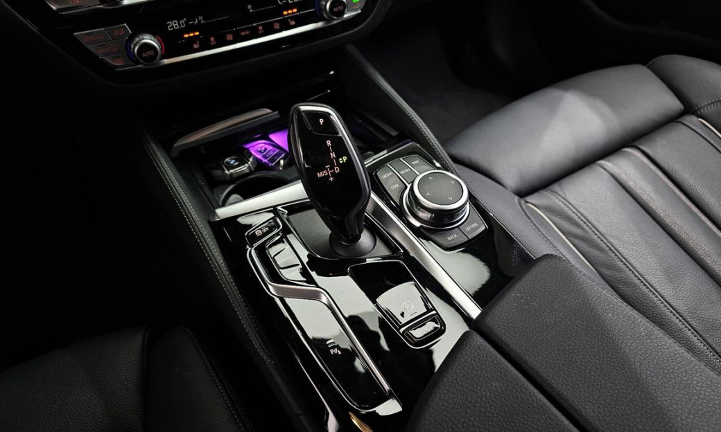 BMW 5-Series 520i Luxury, 2022