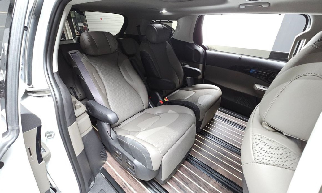 Kia Carnival 7-Seater Signature, 2025
