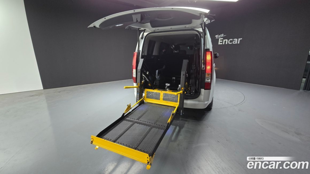 Hyundai Staria Wheel Chair Lift/Slope, 2023