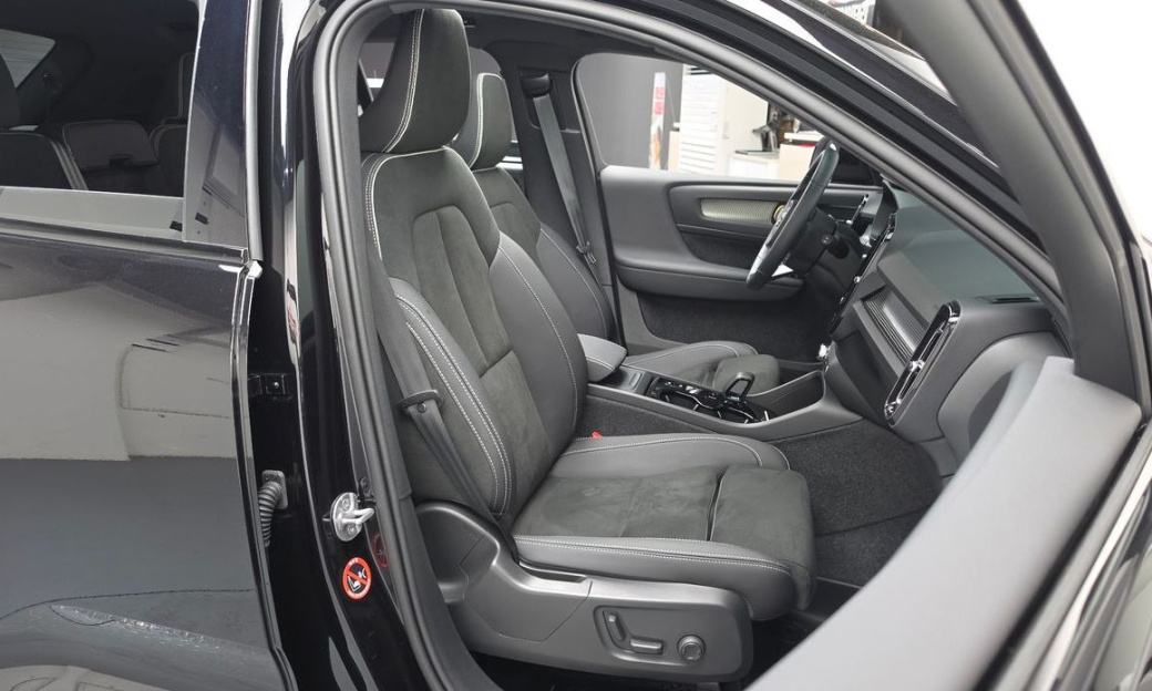 Volvo XC40 B4 Black Edition, 2025
