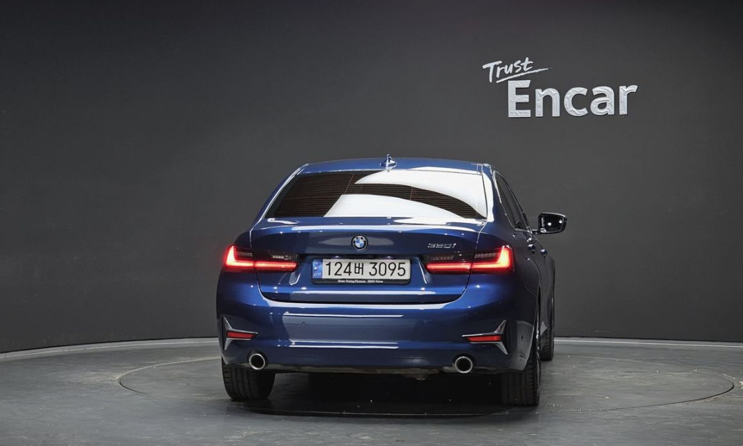 BMW 3-Series 320i Luxury, 2022