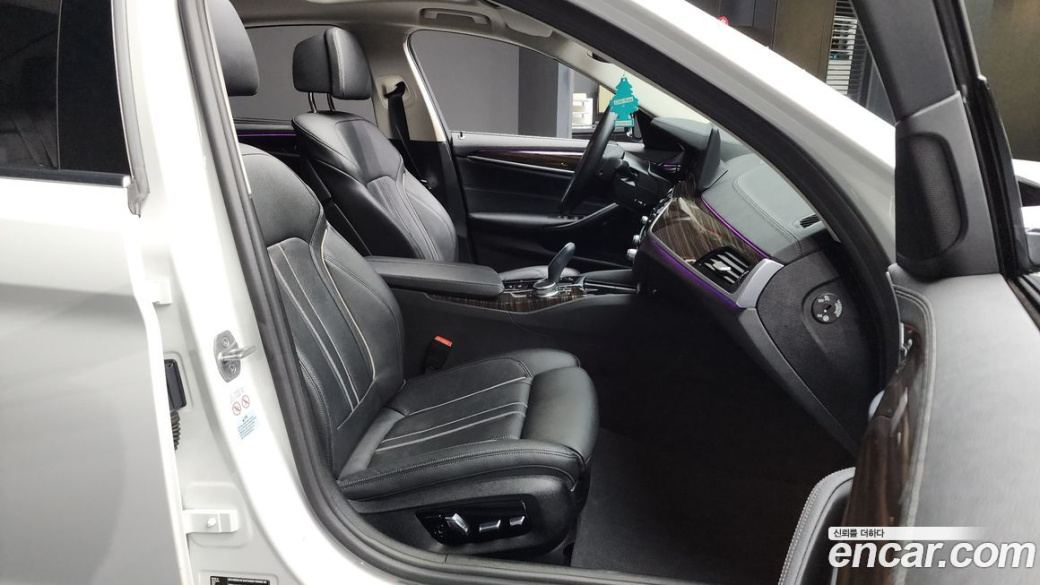 BMW 5-Series 520i Luxury, 2023