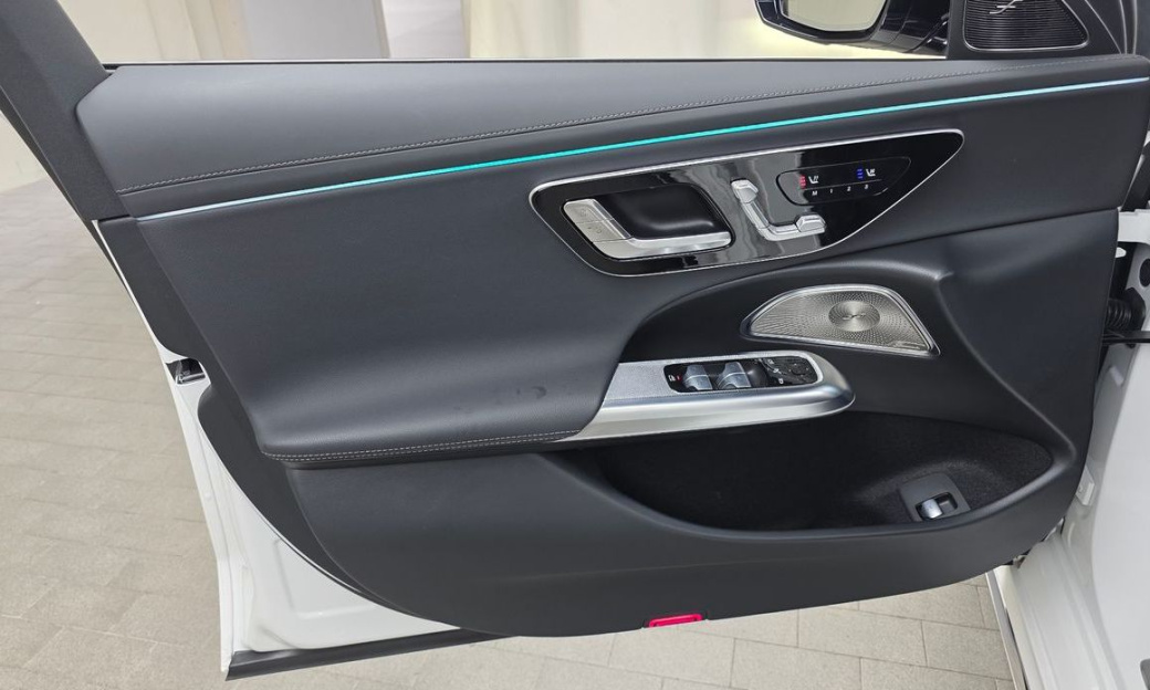 Mercedes-Benz E-Class E300 4MATIC AMG Line, 2025