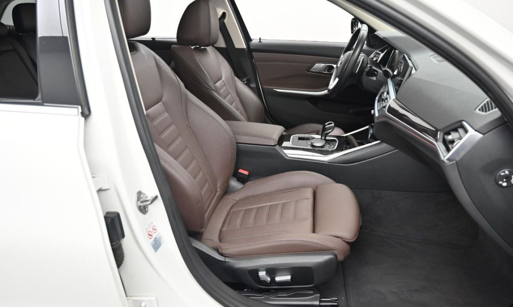 BMW 3-Series 320i Touring Luxury, 2022