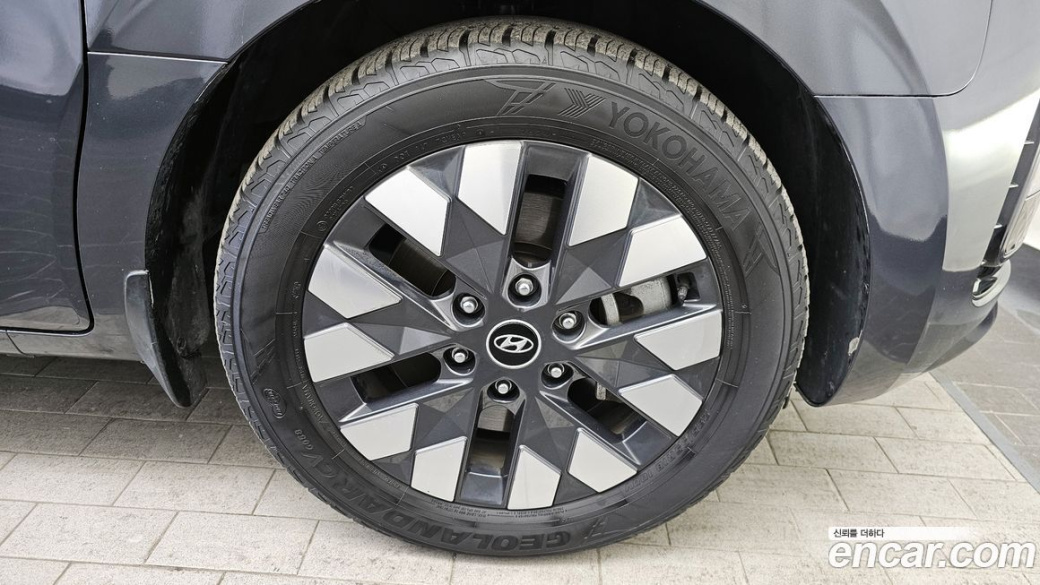 Hyundai Staria 4WD Lounge 9-Seater, 2023