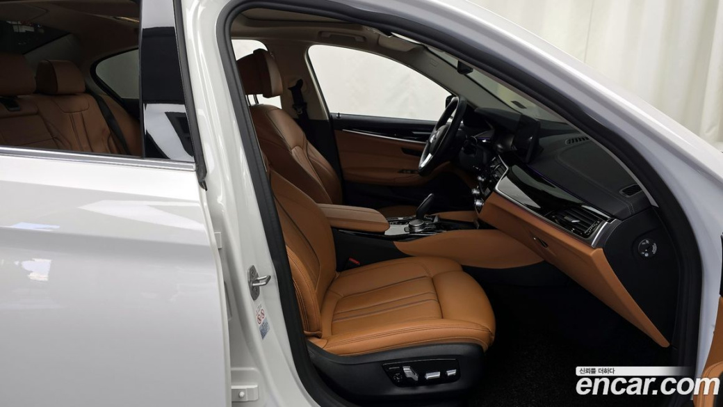 BMW 5-Series 520i Luxury, 2022