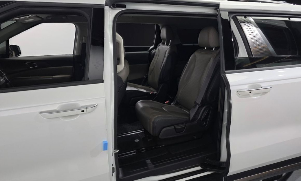 Kia Carnival 7-Seater Outdoor, 2025