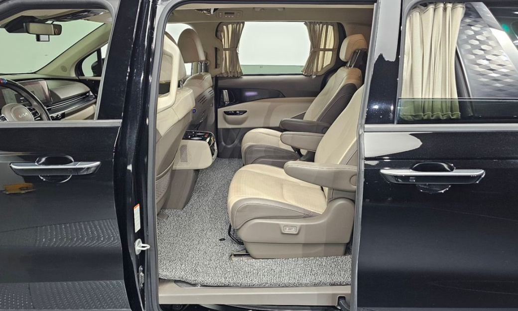 Kia Carnival 9-Seater Hi-Limousine, 2023