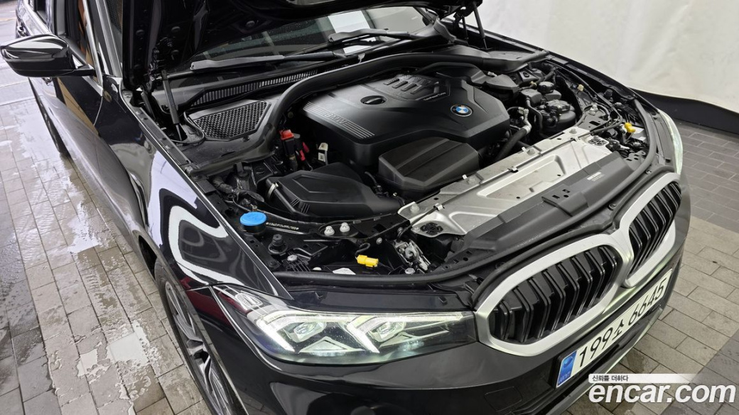 BMW 3-Series 320i Touring, 2024