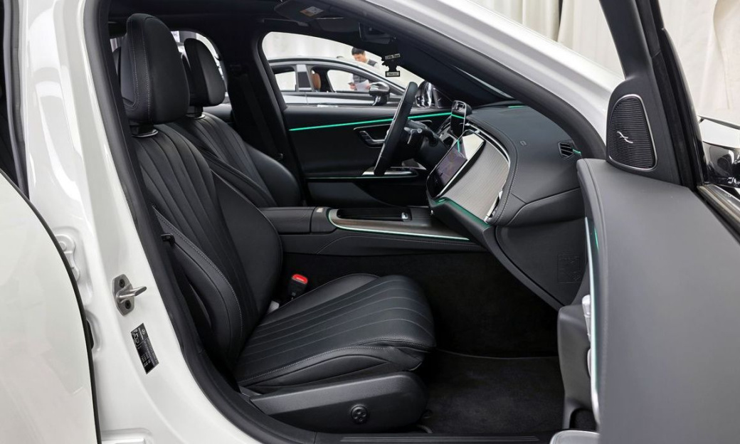 Mercedes-Benz E-Class E300 4MATIC Exclusive, 2025