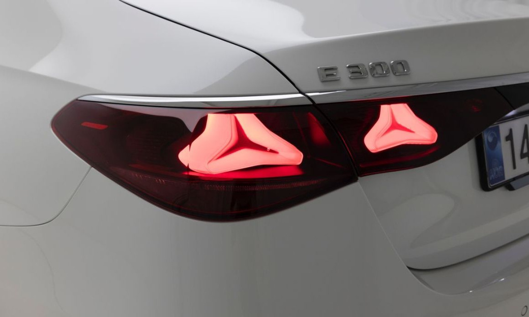 Mercedes-Benz E-Class E300 4MATIC Exclusive, 2025