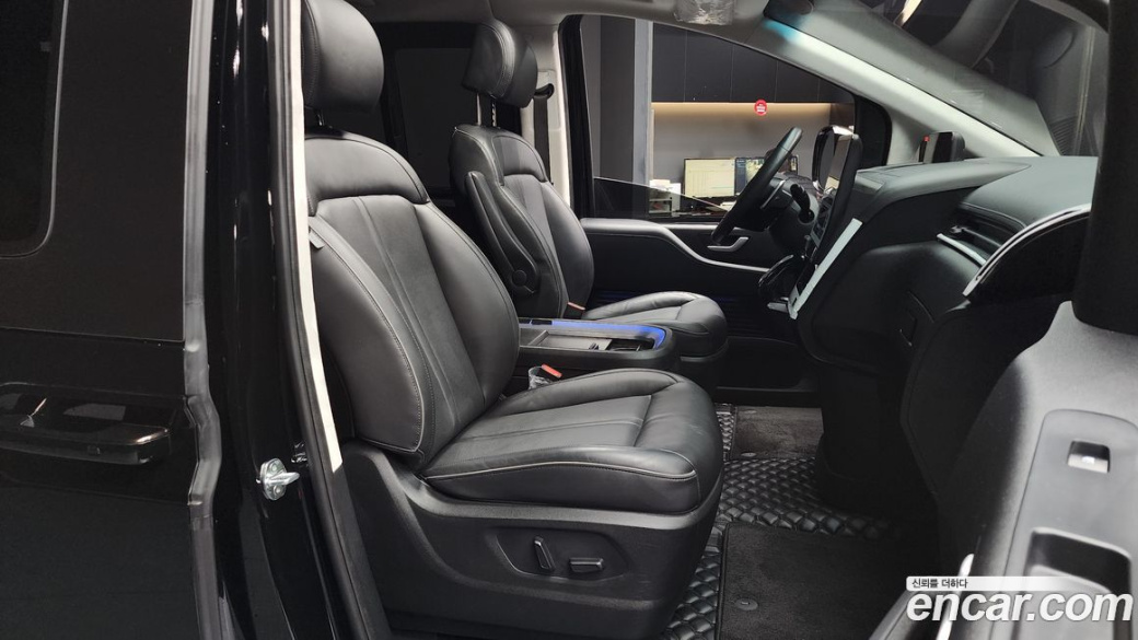 Hyundai Staria 4WD Lounge 7-Seater, 2022