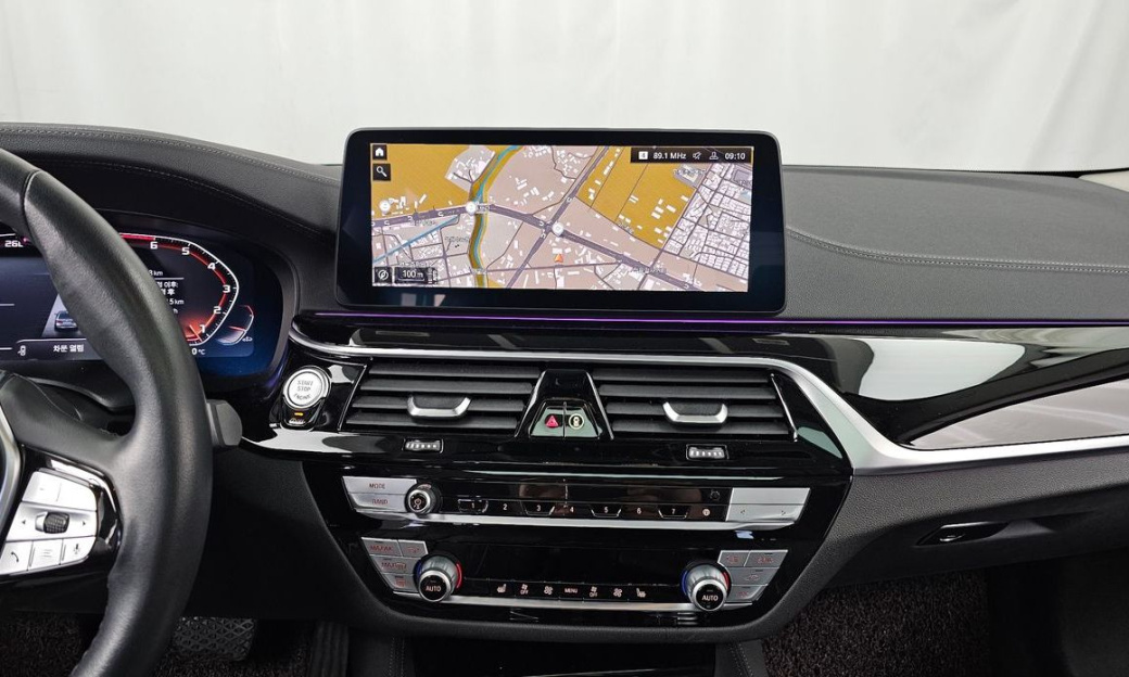 BMW 5-Series 520i Luxury, 2022