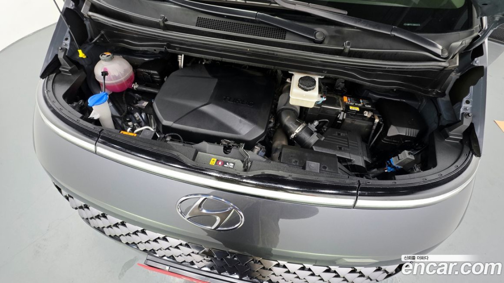 Hyundai Staria 4WD Lounge 9-Seater, 2022