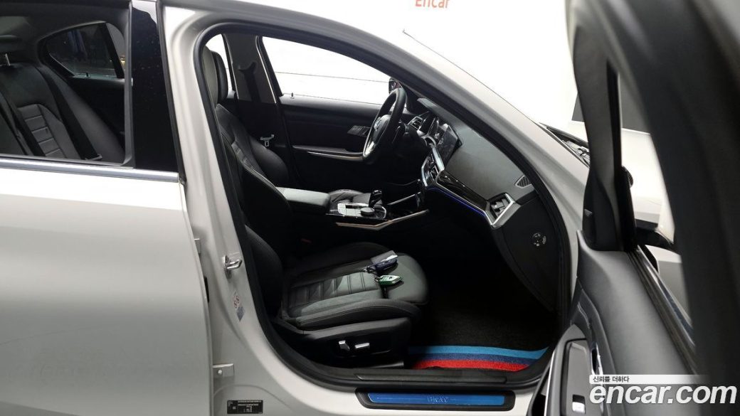 BMW 3-Series 320i Luxury, 2022