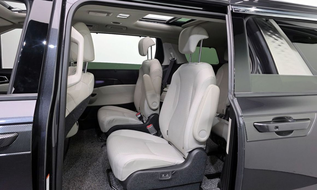 Kia Carnival 9-Seater Signature, 2023