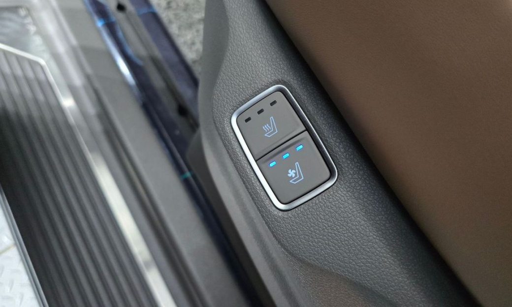 Hyundai Staria 4WD Lounge 9-Seater, 2022