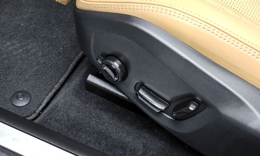 Volvo XC60 B6 Ultra Bright, 2025
