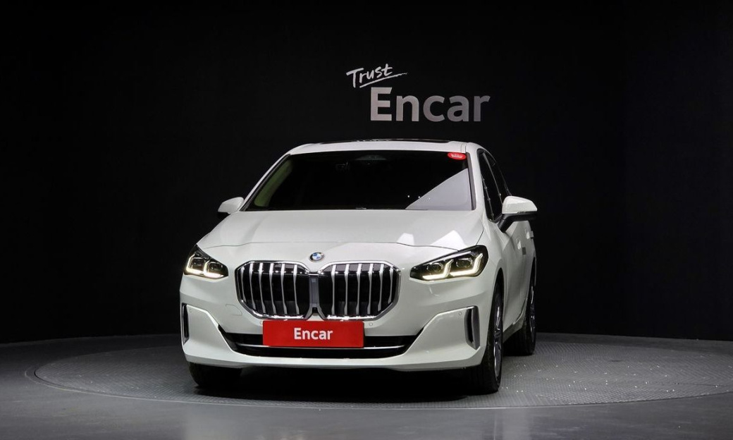 BMW 2-Series 220i Luxury, 2024