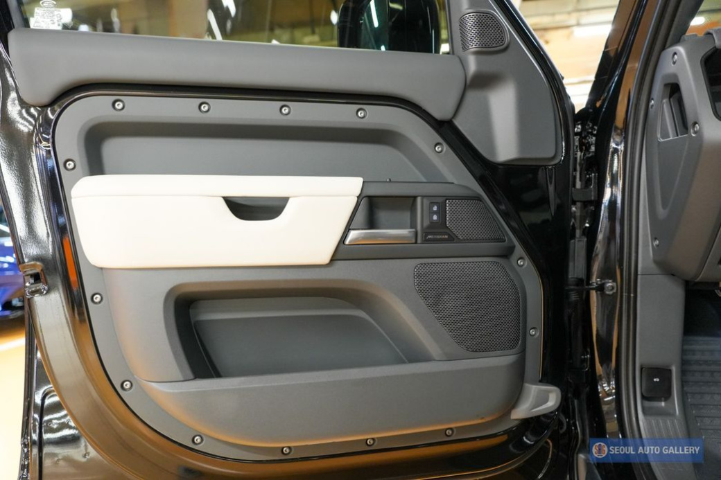 Land Rover Defender 110 P300 X-Dynamic SE, 2024